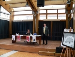 La professoressa Garro presenta l'Autore al pubblico presente in sala
