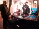 Il Maestro Beccari al piano si diverte ad intrattenere i presenti 